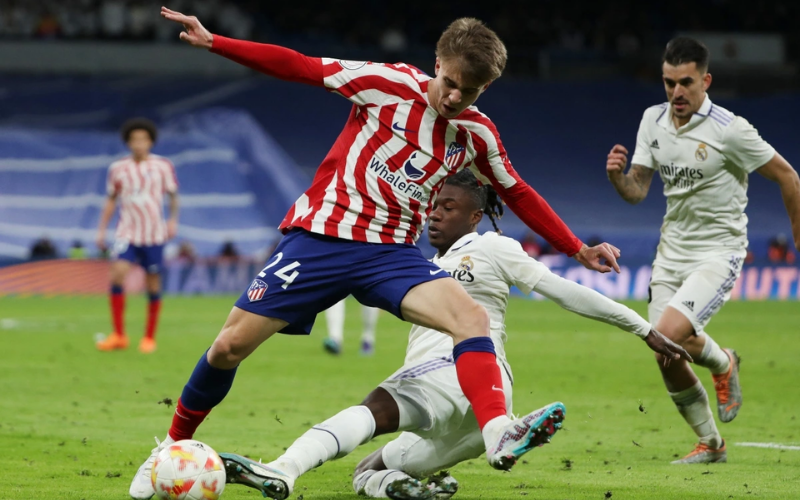 trận derby diễn ra với nhịp độ cao và không thiếu va chạm