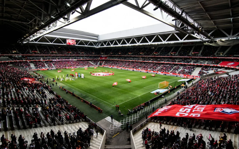 Sân vận động Stade Pierre-Mauroy với sức chứa hơn 50.000 chỗ ngồi