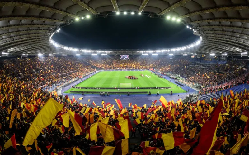 Bài hát "Roma Roma Roma" vang lên mỗi khi đội bóng ra sân như một lời thề trung thành