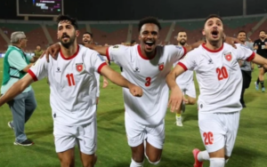 Một bên là Algeria - đội bóng đang khát khao lấy lại vị thế của một "ông lớn" châu Phi sau nhiều năm vắng bóng ở sân chơi thế giới.