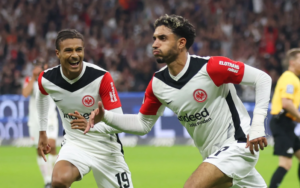 Eintracht Frankfurt đang trải qua một mùa giải đầy biến động nhưng vẫn giữ được bản sắc của một "vị vua đấu cúp"