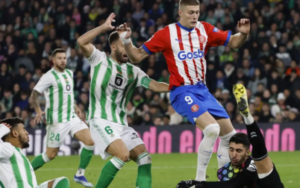 Nhìn sang phía đối diện, Real Betis đang nắm giữ vị trí thứ 5 đầy kiêu hãnh nhưng cũng đầy áp lực.