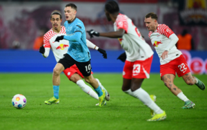 Bayer Leverkusen, dưới sự dẫn dắt của Xabi Alonso, vẫn đang duy trì lối chơi kiểm soát bóng đầy mê hoặc.