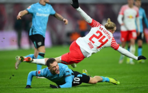 Hàng công của RB Leipzig với những tiền đạo giàu tốc độ và sức mạnh sẵn sàng trừng phạt bất kỳ pha dâng cao quá đà nào của các hậu vệ biên Leverkusen.