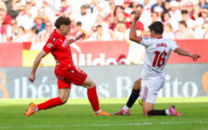 Làm khách trong trận Osasuna vs Sevilla, áp lực dành cho thầy trò HLV Quique Sánchez Flores là vô cùng lớn.
