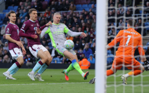 Burnley buộc phải dâng cao đội hình nhằm tìm kiếm bàn gỡ