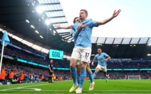 Kevin De Bruyne nhận bóng ở rìa vòng cấm và tung ra cú sút xa đầy uy lực