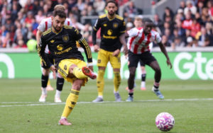 Man United khó có thể giảm rủi ro bằng cách lùi đội hình