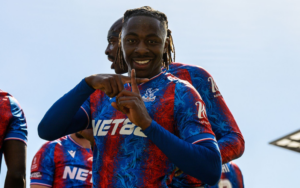 Eze là cầu thủ nổi bật nhất bên phía đội chủ nhà khi liên tục có những pha đi bóng đột phá