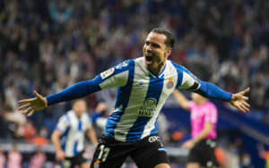 Raúl de Tomás tận dụng thành công một tình huống lỏng lẻo nơi hàng thủ đội khách