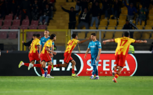 Trong khi Fiorentina mải mê tìm kiếm khoảng trống, US Lecce lại kiên nhẫn với cách chơi của mình