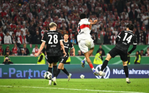 Maximilian Eggestein tận dụng tình huống bóng lộn xộn sau quả phạt góc để dứt điểm cận thành