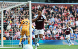 Ollie Watkins tận dụng khoảng trống trong vòng cấm để mở tỷ số 1-0 cho Aston Villa