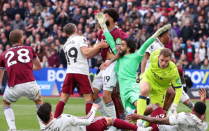 Niềm vui của West Ham nhanh chóng biến mất khi VAR cứu Arsenal trong tình huống cuối giờ