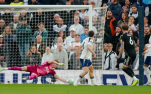 Calvert-Lewin dễ dàng đánh bại thủ môn Spurs để đưa trận đấu trở về vạch xuất phát.