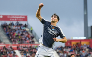 Real Sociedad bất ngờ có bàn mở tỷ số ở phút 28 từ một tình huống cố định.