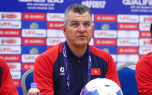 HLV Cristiano Roland được cho là dành nhiều thời gian để ổn định tâm lý cho các cầu thủ trẻ