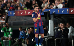Lewandowski vẫn nhận được sự tri ân lớn từ các CĐV Barcelona.