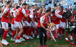 Mikel Arteta cũng đi vào lịch sử khi trở thành cựu cầu thủ Ngoại hạng Anh đầu tiên vô địch giải đấu trên cương vị HLV 