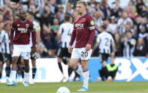 West Ham không thể tạo ra màn ngược dòng và đành chấp nhận thất bại 1-3 chung cuộc.