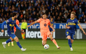 Barcelona gặp rất nhiều khó khăn trước lối chơi giàu thể lực của Alavés