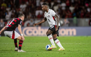 Flamengo bắt đầu tạo ra được một số tình huống nguy hiểm nhờ các pha tấn công biên