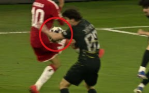 Trọng tài từ chối penalty cho tình huống bị cho là dùng tay cản bóng trong lúc truy cản pha dứt điểm