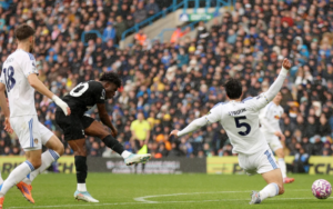 Tottenham cho thấy quyết tâm lớn khi liên tục dồn ép đối thủ bằng tốc độ ở hai biên