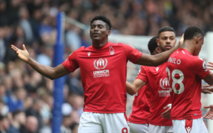 Taiwo Awoniyi tận dụng khoảng trống phía sau hàng thủ để ghi bàn mở tỷ số cho Nottingham Forest