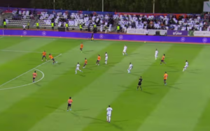 Al Hilal chơi dè dặt hơn, trong khi Al Feiha dâng đội hình cao hơn