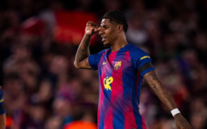 Marcus Rashford trở thành tâm điểm khi thực hiện cú đá phạt tuyệt đẹp mở tỷ số cho Barcelona