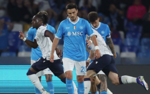 Napoli đẩy cao đội hình và tạo ra sức ép liên tục
