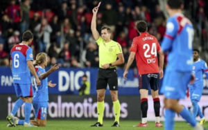 Cầu thủ Osasuna nhận thẻ vàng thứ hai sau khi VAR tiếp tục hỗ trợ trọng tài xem lại tình huống phạm lỗi nguy hiểm