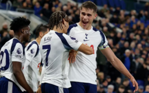 Tottenham vẫn là đội bóng ưu tiên cầm bóng và đẩy cao đội hình nhằm tạo áp lực liên tục.