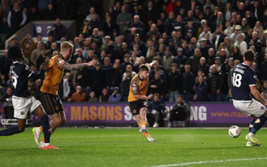 Millwall chủ động đẩy cao đội hình ngay từ đầu nhằm tìm kiếm lợi thế sớm