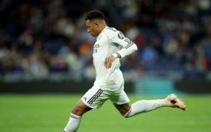 Mbappe chưa để lại nhiều dấu ấn ngoài cú sút xa thiếu chính xác 