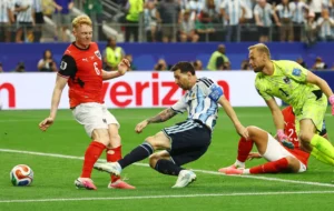 Tuy nhiên, trước một Argentina giàu kinh nghiệm, Áo không tạo ra được nhiều cơ hội nguy hiểm trong hiệp một.
