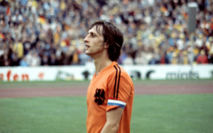 Johan Cruyff vẫn chơi nổi bật nhưng không còn giữ được sự thanh thoát như trước.