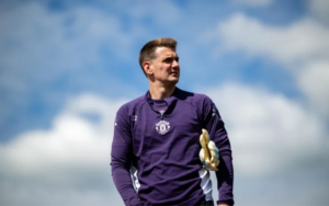 Tom Heaton Manchester United chính thức tái hợp khi anh trở lại đội bóng thời thơ ấu dưới dạng chuyển nhượng tự do, sắm vai trò người gác đền dày dặn kinh nghiệm đứng sau hỗ trợ cho các thủ môn đàn em.